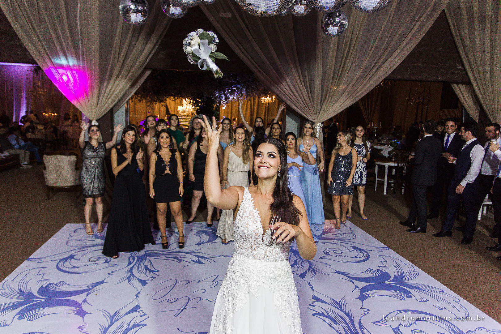 Casamento Helenita e Gabriel no espaço Maison Buffet Ge-Vera