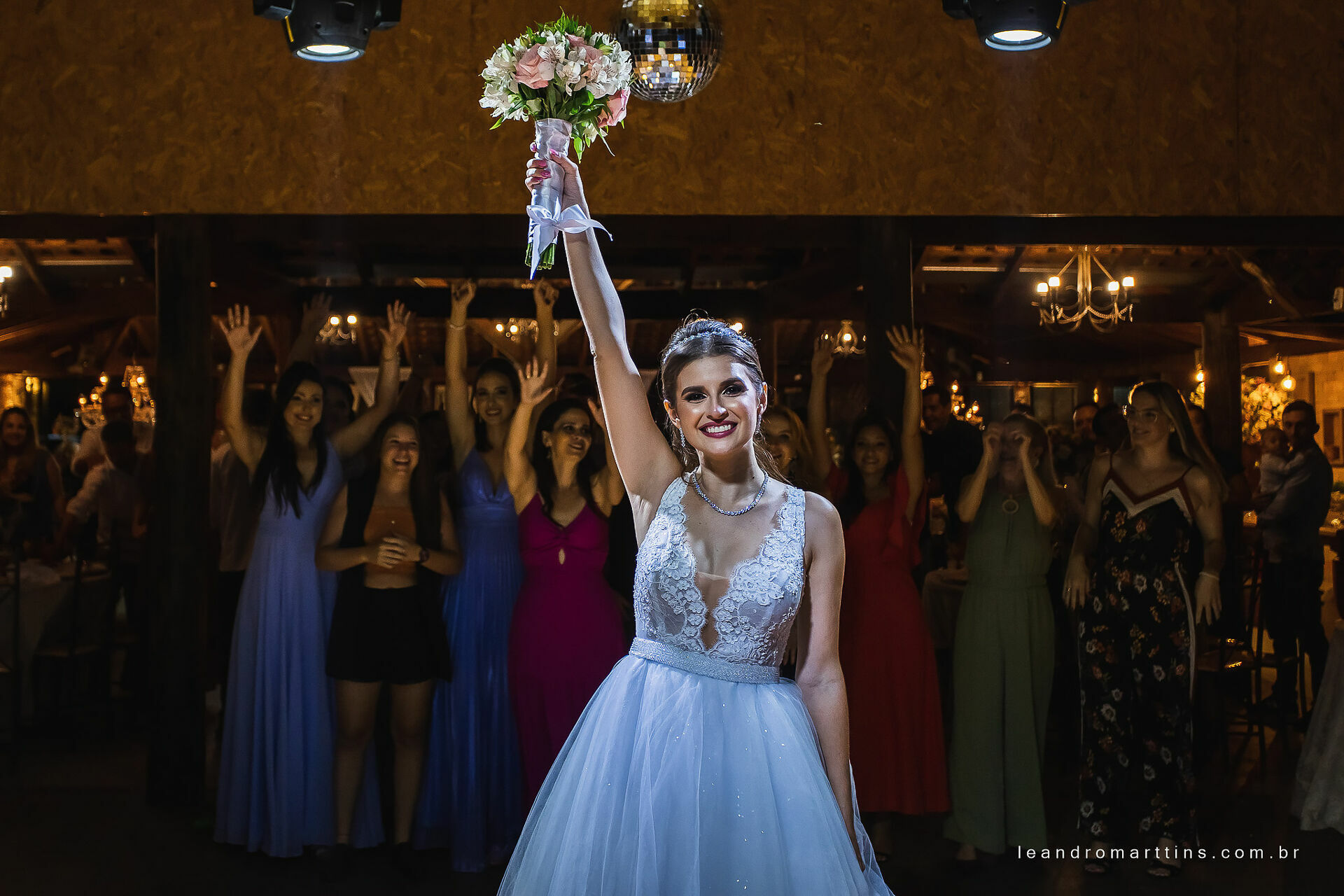 Casamento Marcele e Vitor na igreja Basílica com recepção no espaço Glauber Carvalho