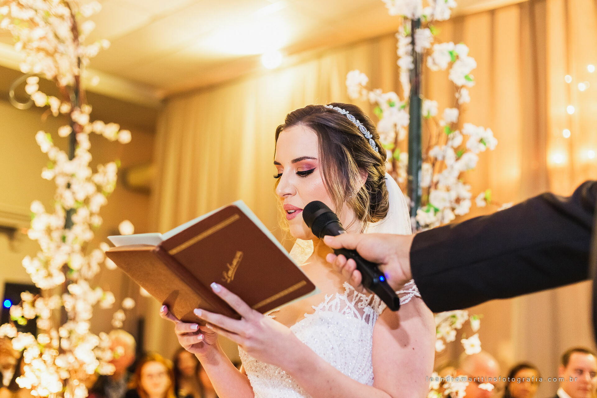 Casamento Mariana e Mikhail no espaço Casa Évora Eventos