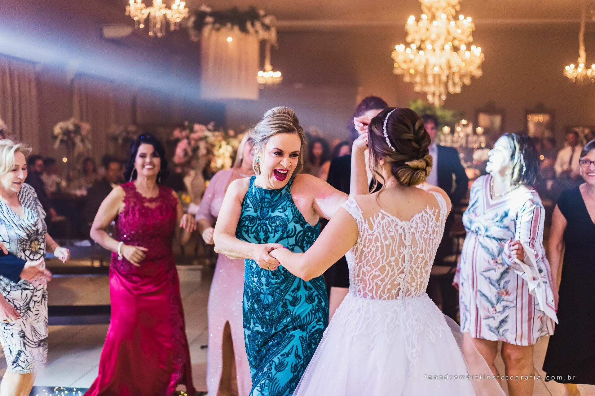 Casamento Mariana e Mikhail no espaço Casa Évora Eventos